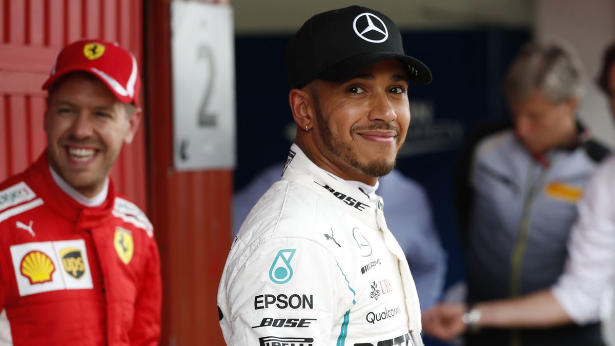 Na pierwszym planie zdjęcia Lewis Hamilton