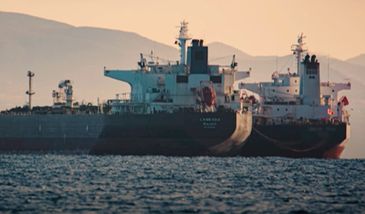 Tankowce z rosyjską ropą omijają sankcje. Grecy pokazali dowód na morzu