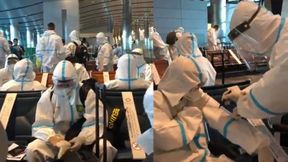 Jak kosmici! W takich strojach piłkarze lecieli na mecz Ligi Mistrzów