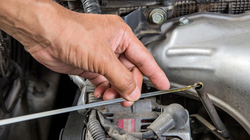 Kierowcy powinni pamiętać o regularnej kontroli poziomu oleju silnikowego