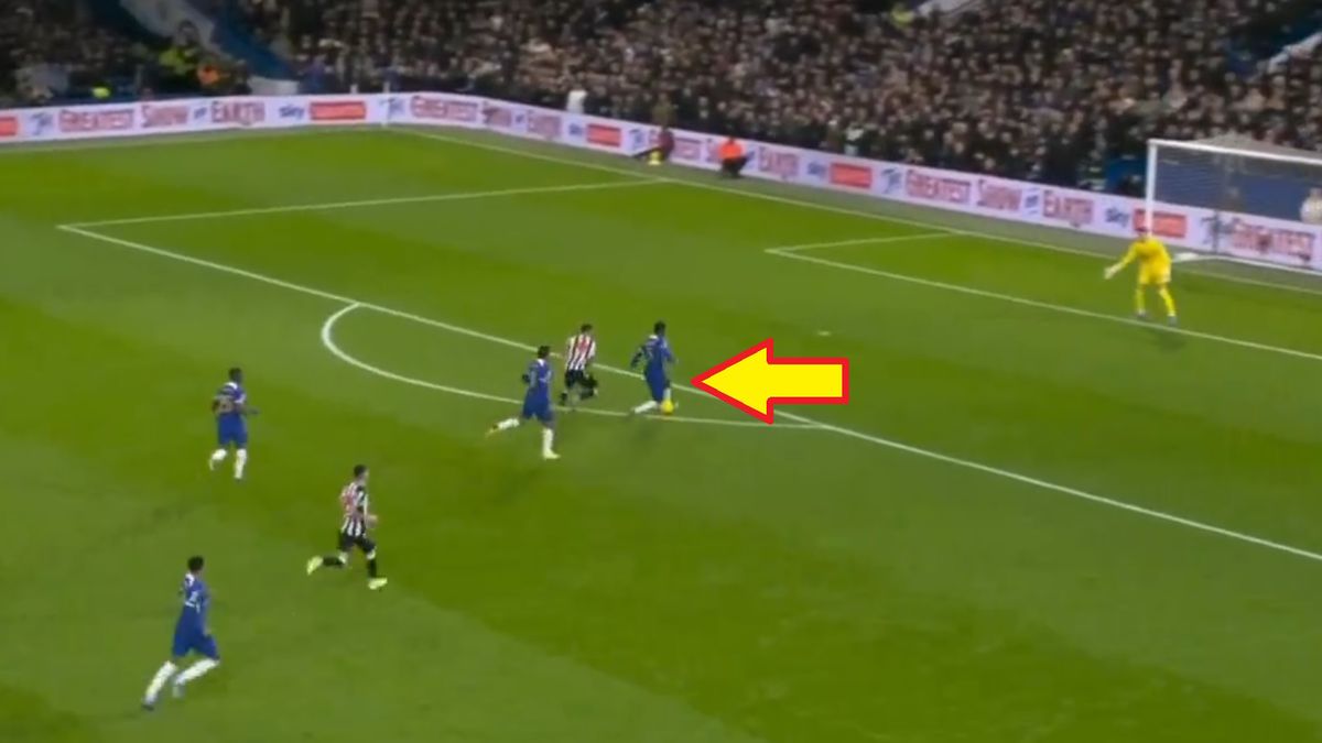 Zdjęcie okładkowe artykułu: Twitter / Screen / Viaplay / Na zdjęciu: Benoît Badiashile popełnił katastrofalny błąd w meczu Chelsea - Newcastle