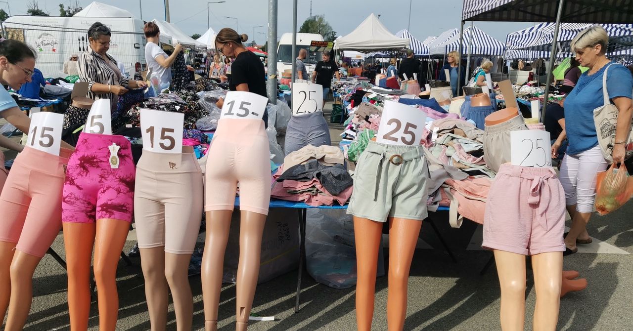 Letnia wyprzedaż pod chmurką. Zobacz, co można upolować na targu przy Dworaka