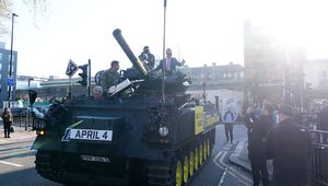 Sceny w Londynie. Na konferencję przyjechali w czołgu