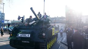 Sceny w Londynie. Na konferencję przyjechali w czołgu