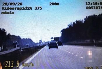 Jechał ponad 200 km/h po ekspresówce. Dostał mandat nie tylko za prędkość