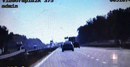 Jechał ponad 200 km/h po ekspresówce. Dostał mandat nie tylko za prędkość