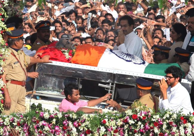 Indie pożegnały lidera nacjonalistów Bala Thackeraya