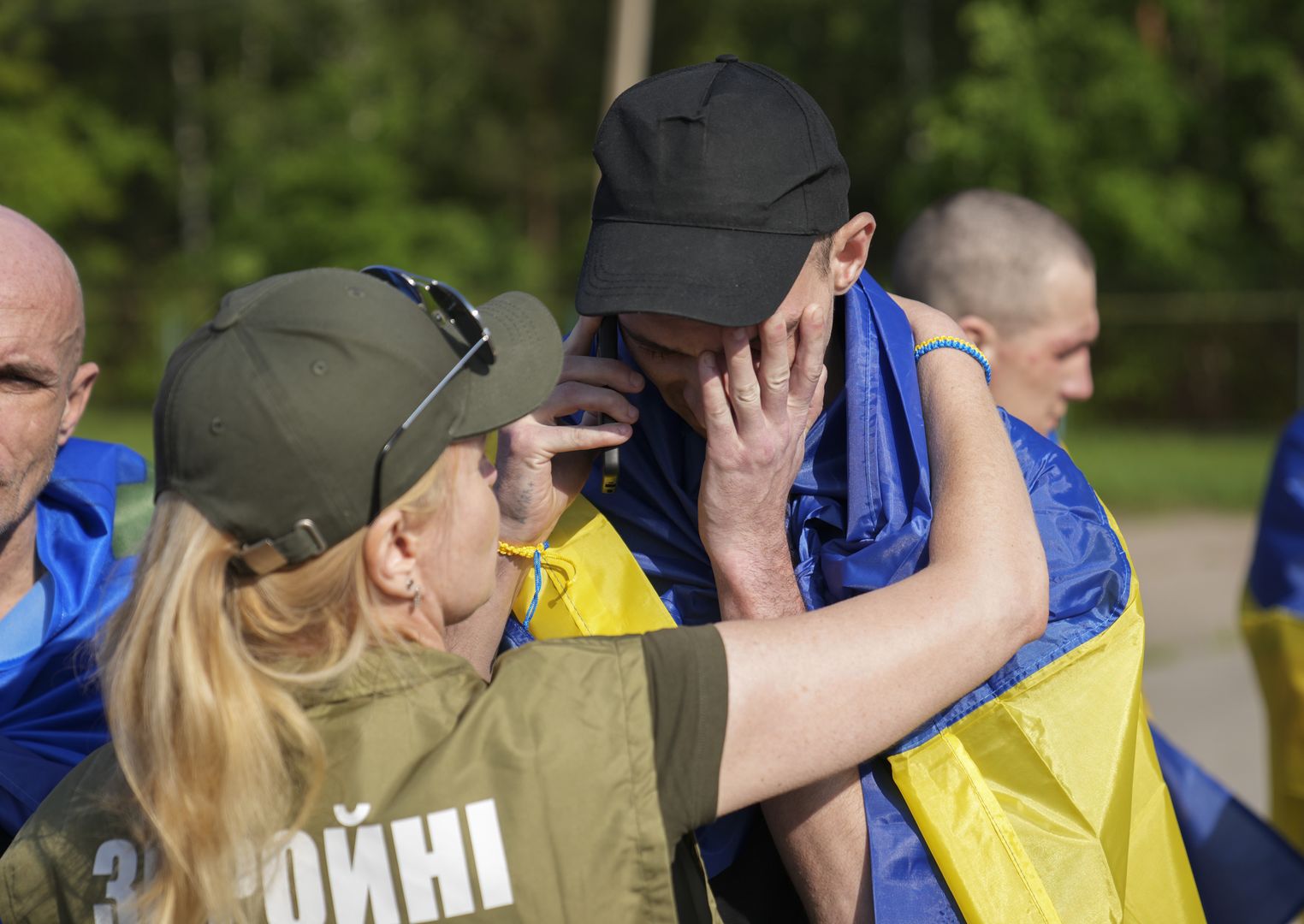 Russia and Ukraine exchange prisoners of war
epa12168278 Ukrainian prisoners of war (POWs) react following a prisoner swap at an undisclosed location, Ukraine, 10 June 2025, amid the Russian invasion.This is the first stage of the return of seriously wounded and injured soldiers from Russian captivity, Ukrainian President Volodymyr Zelensky wrote in his official Telegram channel. The agreement on a POW exchange was reached after recent Russia-Ukraine talks held in Turkey.  EPA/STRINGER 
Dostawca: PAP/EPA.
STRINGER
POW