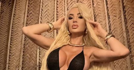 Izabela Macudzińska pozuje w MOCNO wyciętym stroju kąpielowym. Piaszczysta plaża Zanzibaru dała się jej we znaki? (ZDJĘCIA)