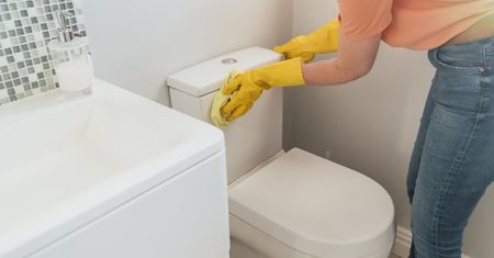 Hotelowa sztuczka na czystą toaletę. Pokochasz ten sposób