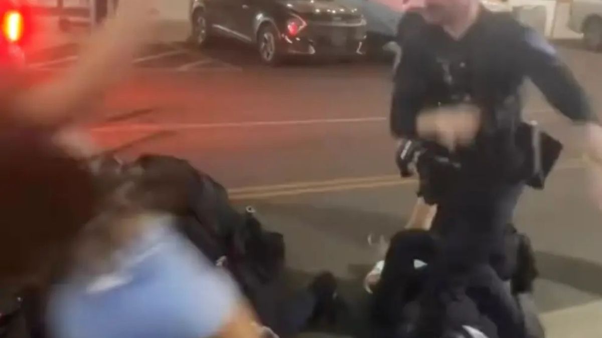 Policjant rzucił studentkę na ziemię. Wideo hitem sieci.