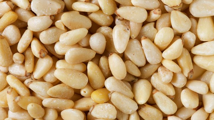 Te orzeszki wzmocnią odporność. Dodawaj nie tylko do pesto