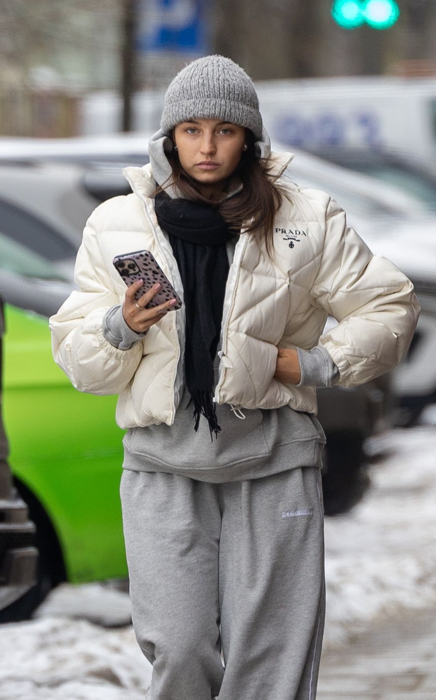 Odziana w dres Julia Wieniawa snuje się po mieście
