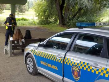 Służewo: 13 i 14-latka piły pod wiaduktem. Kupiły pięć butelek alkoholu - sprzedawca myślał, że są dorosłe