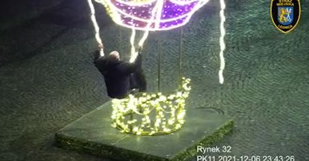 Huśtał się na świątecznej iluminacji w środku miasta. Kuriozalne nagranie z Legnicy