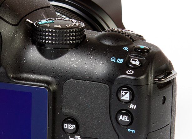 Samsung NX11, niefortunne umiejscowienie przycisku AV w pobliżu pokrętła