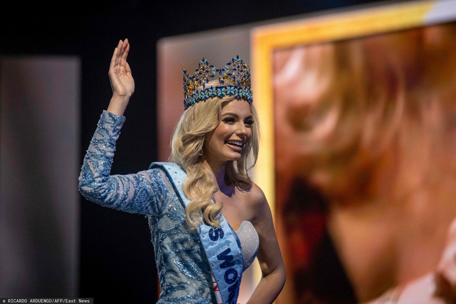 Miss Poland Karolina Bielawska waves after winning the  70th Miss World beauty pageant at the Coca-Cola Music Hall in San Juan, Puerto Rico on March 16, 2022. (Photo by Ricardo ARDUENGO / AFP)