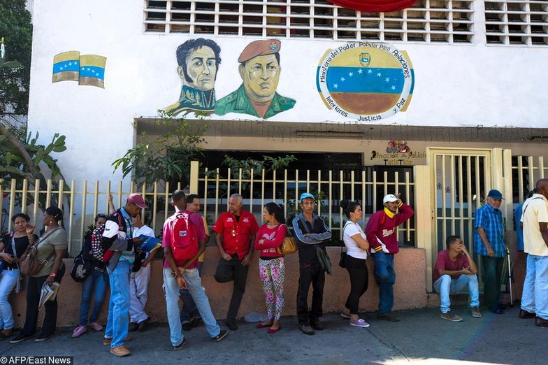 Wenezuelczycy ustawiają się w kolejkach do banków żeby móc wybrać własne pieniądze