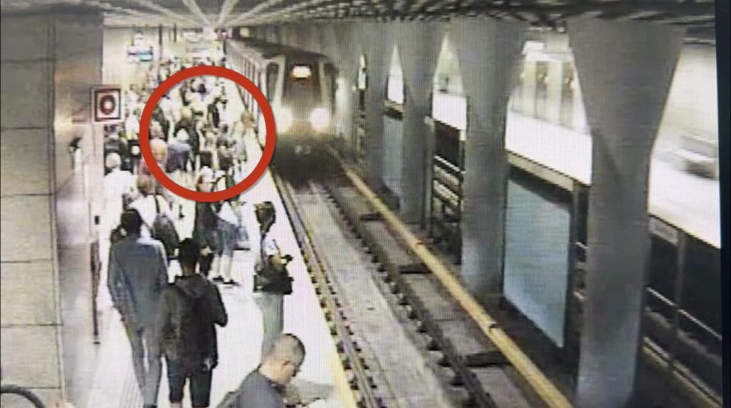 Warszawa: Próbował wepchnąć kobietę pod pociąg metra
