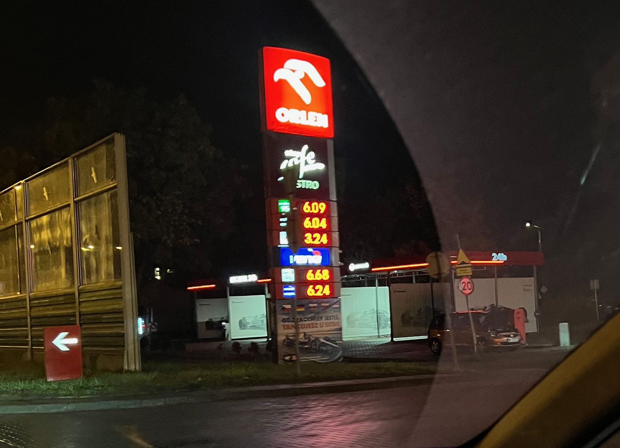 To jedna z podwarszawskich stacji paliw Orlenu, na której tuż przed wyborami benzyna kosztowała 5,99 zł/l. Tydzień po wyborach kosztowała już 6,09 zł/l