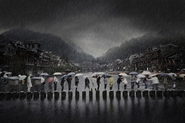 Chiński fotograf amator Chen Li zdobył tytuł fotografa roku w kategorii otwartej. Zwycięskie zdjęcie, zatytułowane „Rain in an ancient town” („Deszcz w starożytnym mieście”) wybrano spośród przeszło 65 tysięcy prac z całego świata. W konkursie otwartym jury oceniało pojedyncze zdjęcie wykonane przez fotografa amatora lub po prostu miłośnika fotografii. Chen Li mieszka w Fenghuang w prowincji Hunan. Fotografią zajmuje się amatorsko od ponad 30 lat.