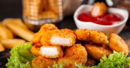 Dzieciaki je uwielbiają - nuggetsy w cieście naleśnikowym
