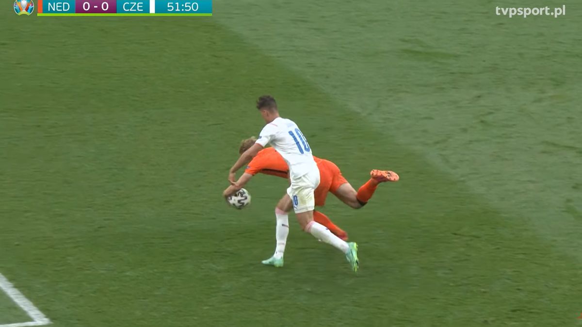 YouTube / TVP Sport / Zagranie ręką przez de Ligta