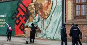 Nielegalny mural z Janem Pawłem II oblany farbą. Policja tłumaczy się z interwencji
