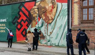 Nielegalny mural z Janem Pawłem II oblany farbą. Policja tłumaczy się z interwencji