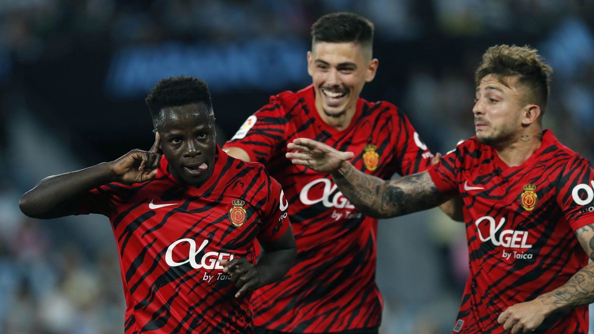 PAP/EPA / Salvador Sas / Na zdjęciu: Amath Ndiaye (z lewej) cieszy się z gola