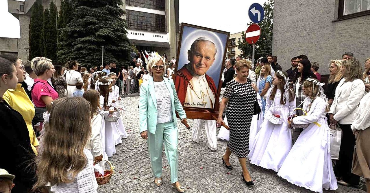 Boże Ciało w parafii świętego Bartłomieja w Staszowie. Modlono się przy czterech ołtarzach