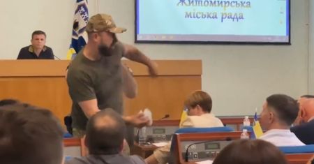 Awantura w Żytomierzu. Wściekły żołnierz rzucił piaskiem w posłów