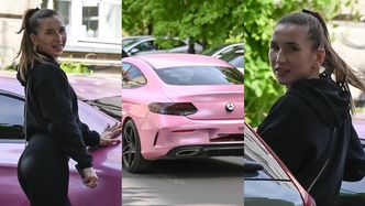 Marta Linkiewicz wdzięczy się do aparatu, pozując przy różowym mercedesie za ponad 160 tysięcy złotych (ZDJĘCIA)
