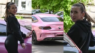 Marta Linkiewicz wdzięczy się do aparatu, pozując przy różowym mercedesie za ponad 160 tysięcy złotych (ZDJĘCIA)