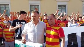 Tłum kibiców Jagiellonii zebrał się w centrum Białegostoku. Tak wyglądało pożegnanie prezesa