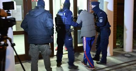 Przeszkadzała mu głośna muzyka. Chwycił za nóż