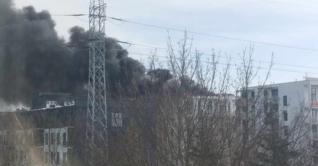 Czarny dym nad Lublinem. Płonie fotowoltaika na dachu budynku. Na miejscu 8 zastępów straży pożarnej [ZDJĘCIA]