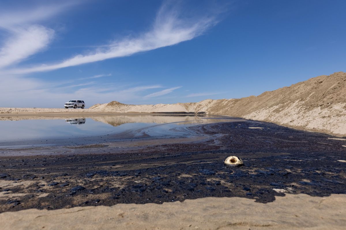 Wyciek ropy u wybrzeży Kalifornii