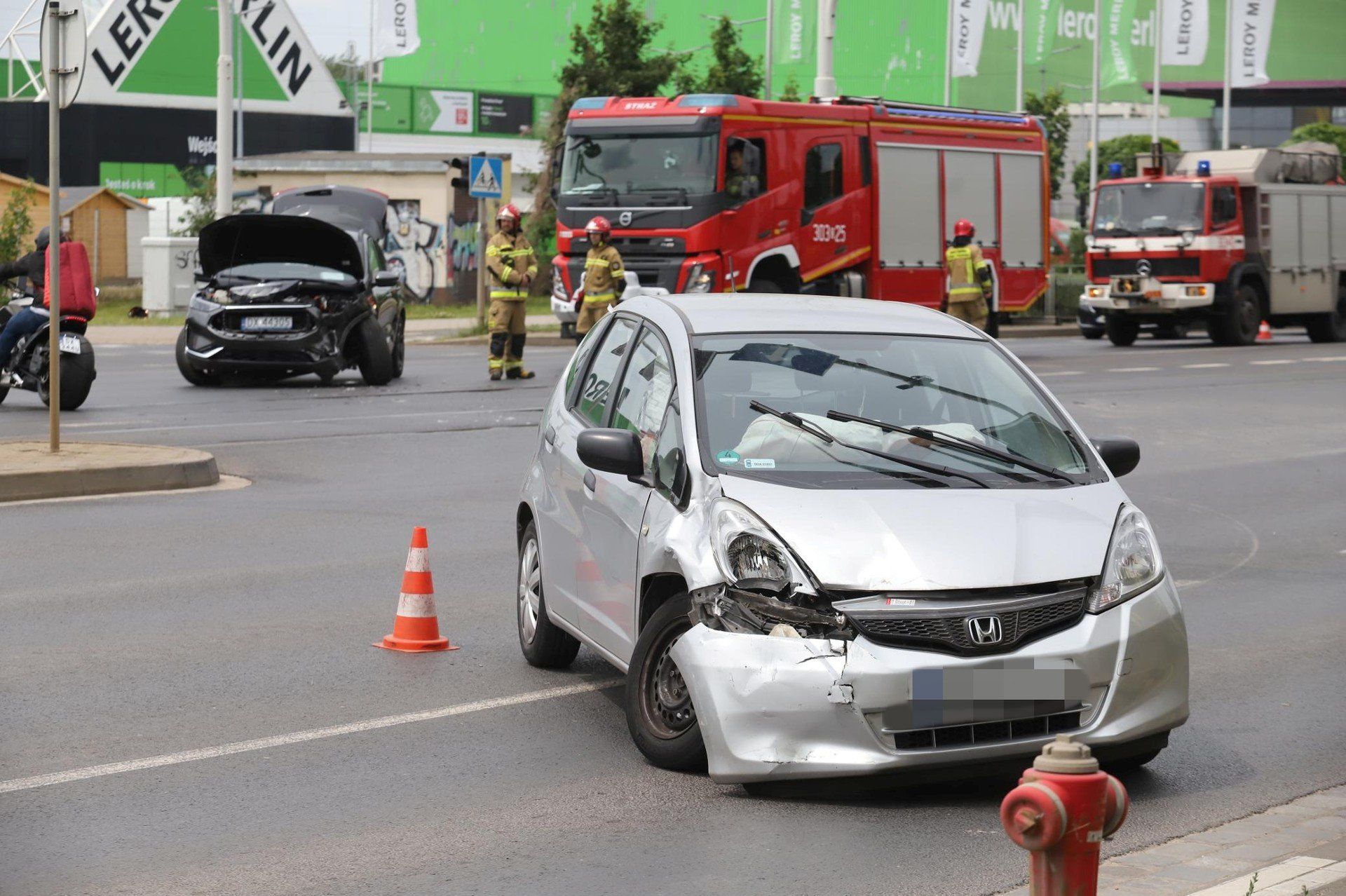 10.06.2025 - przed godziną 12 na ul. Krakowskiej doszło do zderzenia dwóch pojazdów osobowych.