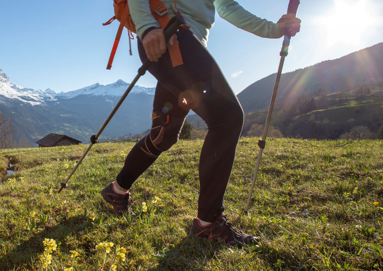 Spodnie trekkingowe to odpowiednie rozwiązanie na wyprawę w góry 