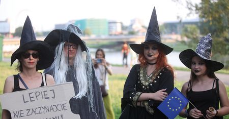 "Cnotliwe niewiasty" i wiedźmy wyszły na ulice Krakowa. Nietypowy marsz