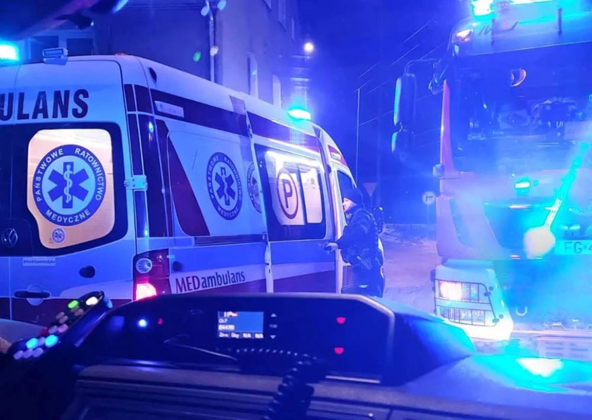 Trzy dziewczynki po udzieleniu im pomocy przez strażaków zostały karetkami zabrane do szpitala