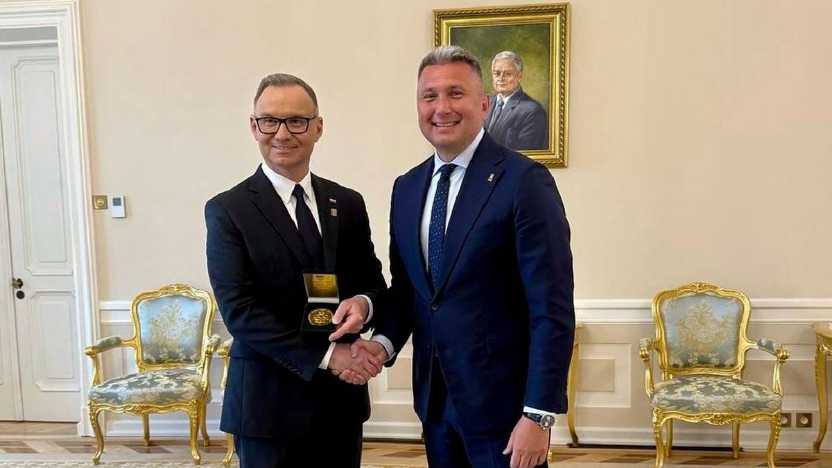 Instagram / Polski Komitet Olimpijski / Andrzej Duda otrzymał medal za zasługi dla polskiego ruchu olimpijskiego. Medal w imieniu Zarządu PKOl przekazał prezes Radosław Piesiewicz