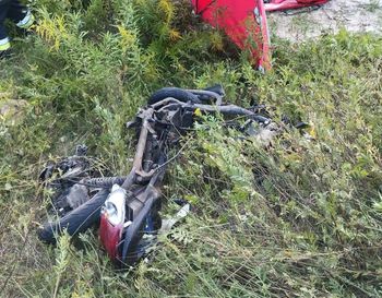 Nastolatkowie wjechali pod pociąg. 14-latek nie żyje. Babcia chłopca wskazuje na jedno