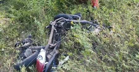 Nastolatkowie wjechali pod pociąg. 14-latek nie żyje. Babcia chłopca wskazuje na jedno