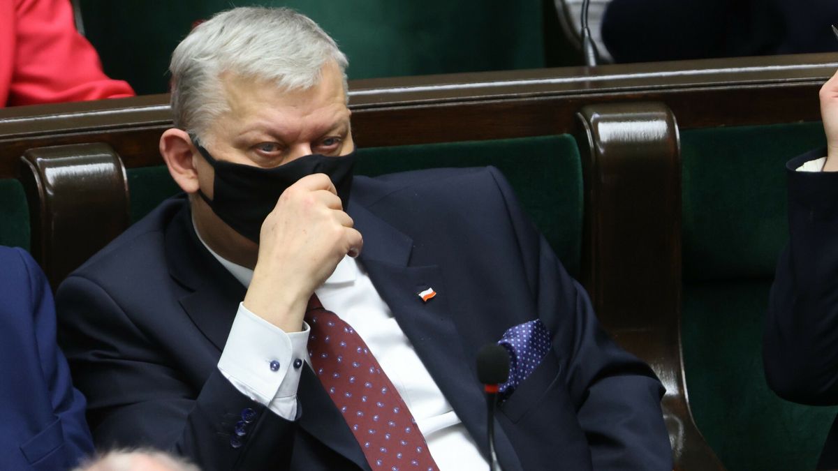 Marek Suski pytany był w piątek o medialne doniesienia dotyczące możliwej dymisji ministra finansów.