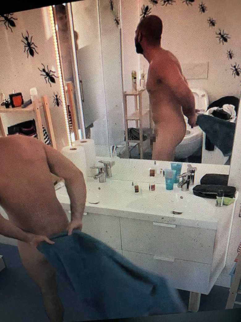 Big Brother: Maciej Borowicz nago po wyjściu spod prysznica (screen: Player.pl)