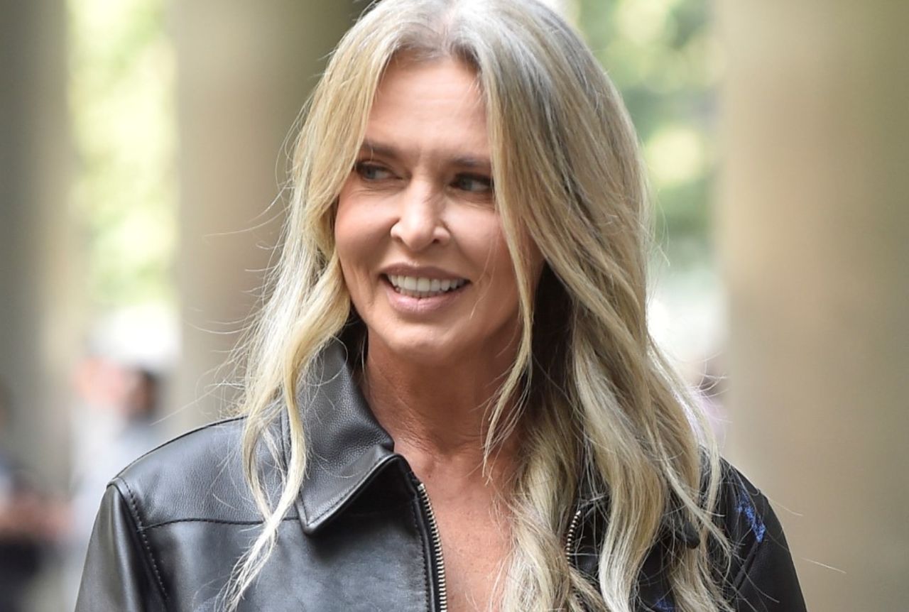 Jest inspiracją dla dojrzałych kobiet. Spójrzcie na look z rajstopami