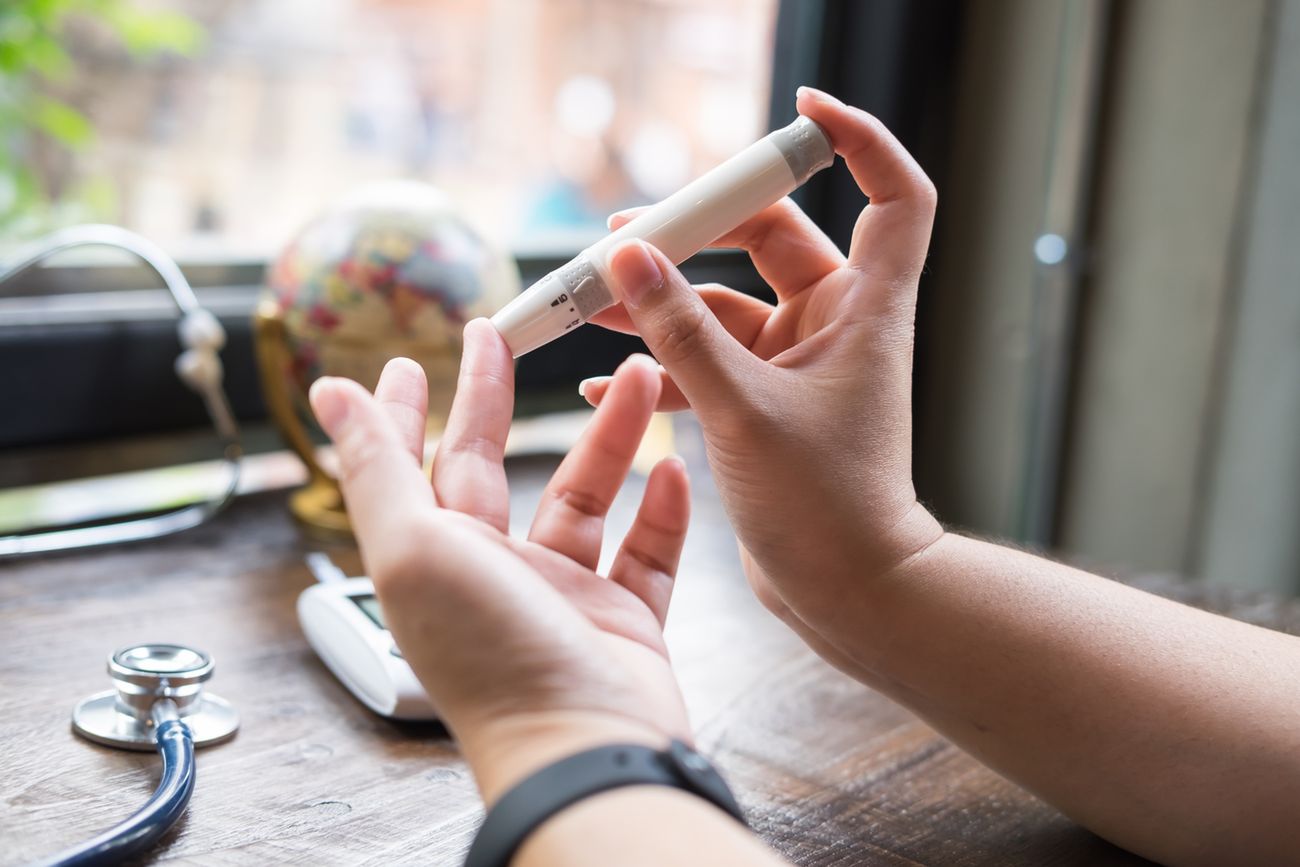 Pomiaru cukru we krwi można dokonać przy użyciu glukometru