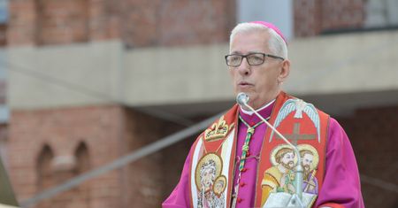 Abp Wiktor Skworc podziękował Orlenowi za przejęcie Polska Press. W sieci zawrzało